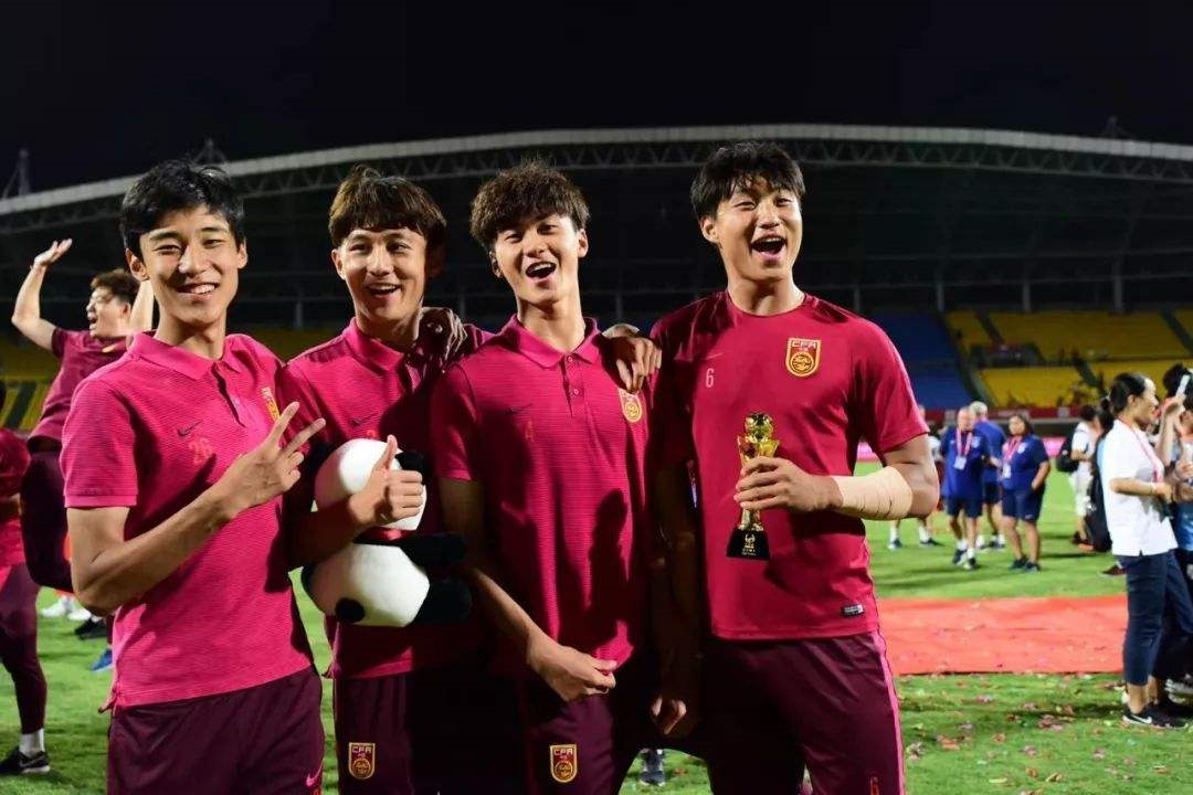 印度羽毛球队逆转英格兰羽毛球队，谌龙三分雨点燃全场