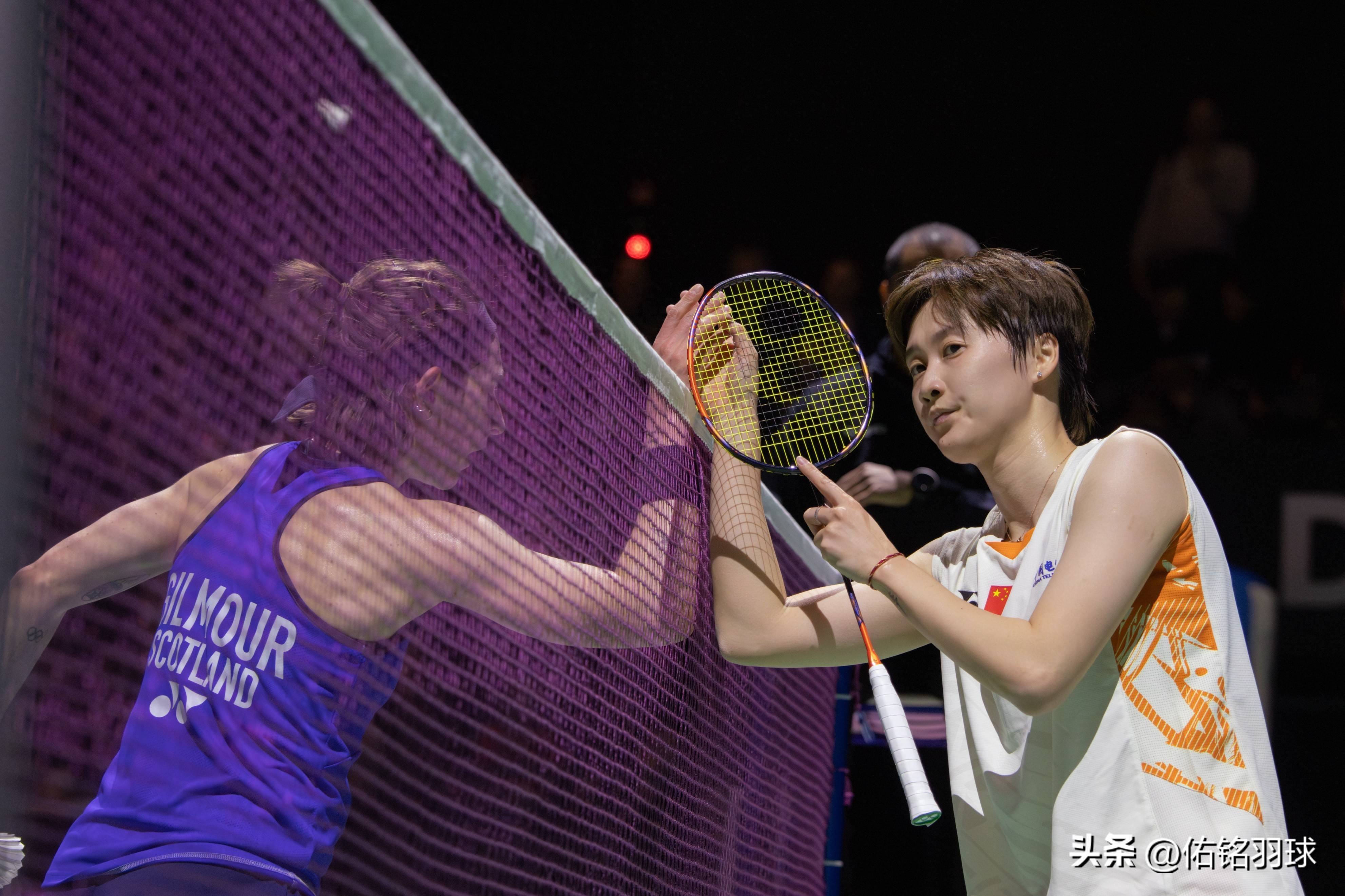 包含羽毛球赛后采访曝光，内幕引发热议的词条