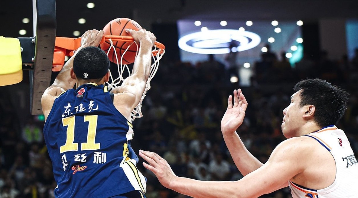 勇士险胜广东队，德罗赞统治全场