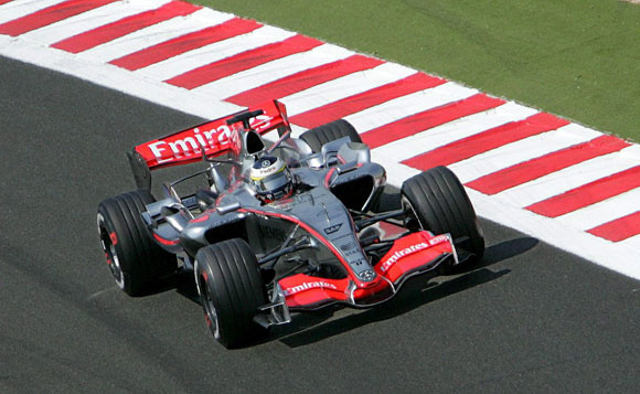 爱游戏APP-威廉姆斯险胜索伯车队，阿隆索统治全场